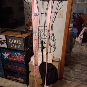 womans pink flower belt